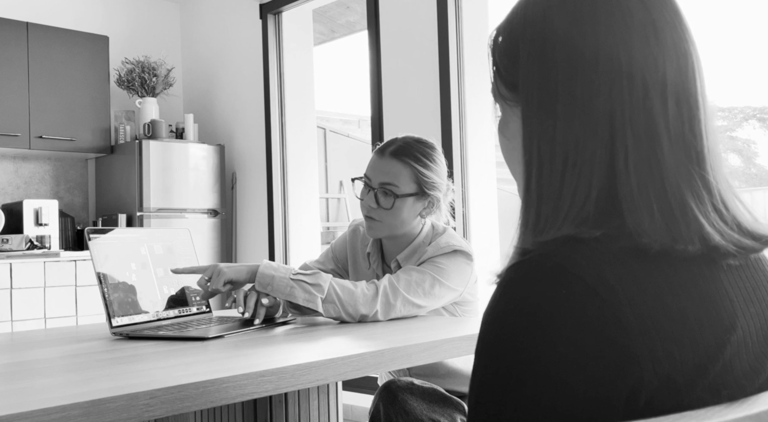 Chloé qui montre son travail